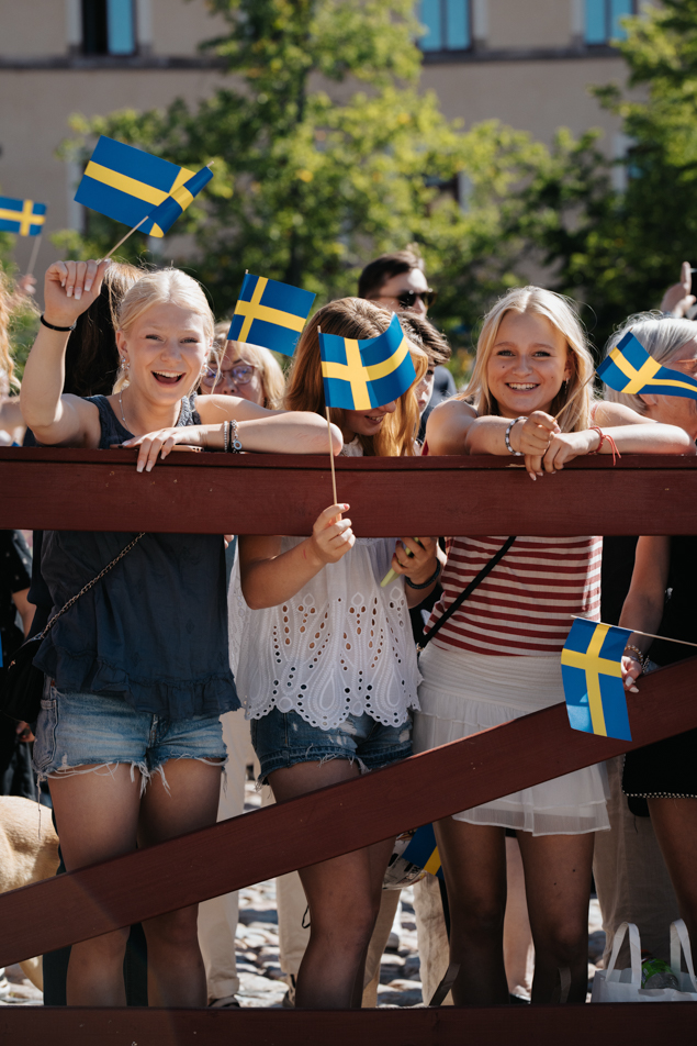 Unga länsbor med svenska flaggor