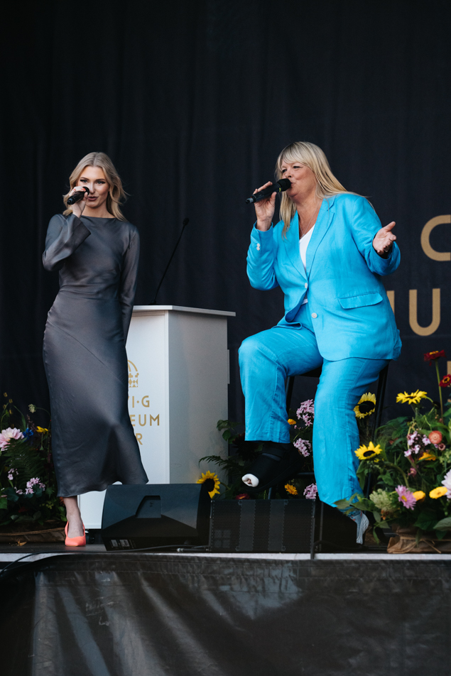 Sångerskorna Ingrid Fröderberg och Britta Bergström under jubileumsprogrammet.