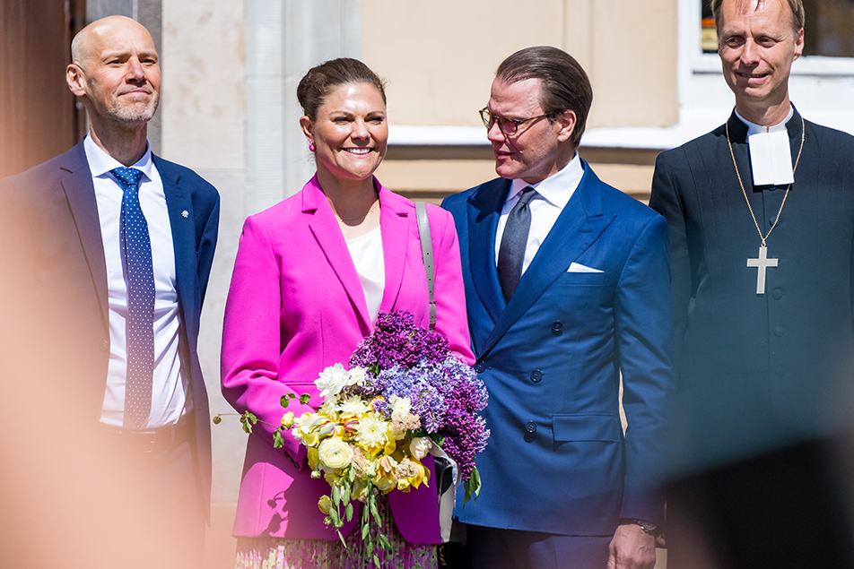 Kronprinsessparet utanför Rudbeckianska gymnasiet tillsammans med rektor Henrik Pettersson och biskopen i Västerås stift Mikael Mogren.