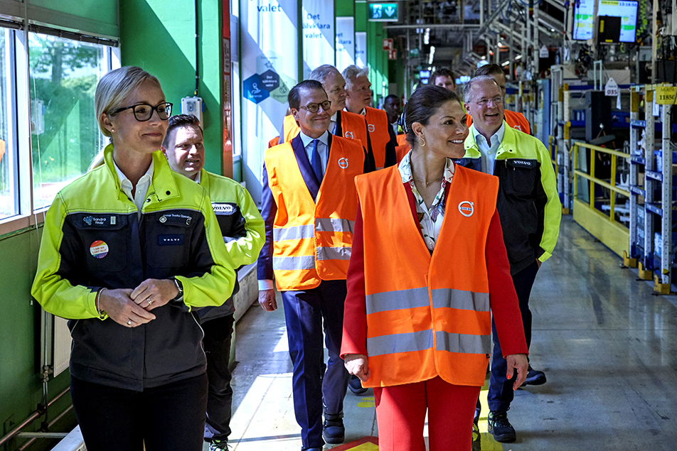 Under besöket i Göteborg fick Kronprinsessparet en visning av Volvo Lastvagnars fabrik i Tuve. 