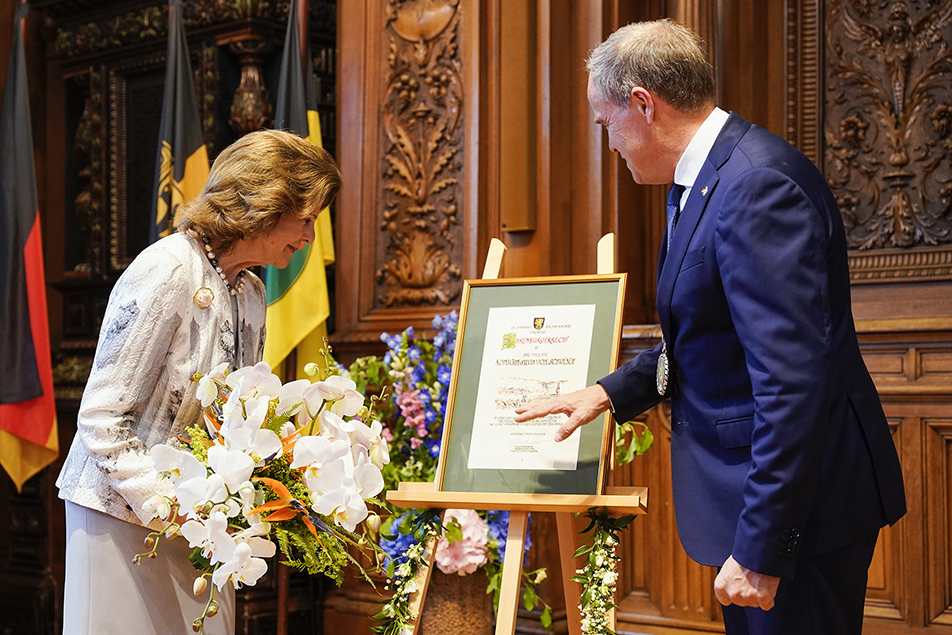 Heidelbergs överborgmästare överlämnar hedersmedborgarskapet till Drottningen.