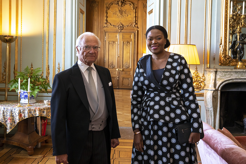 Kungen tillsammans med ambassadör Chandapiwa Nteta från Botswana. 