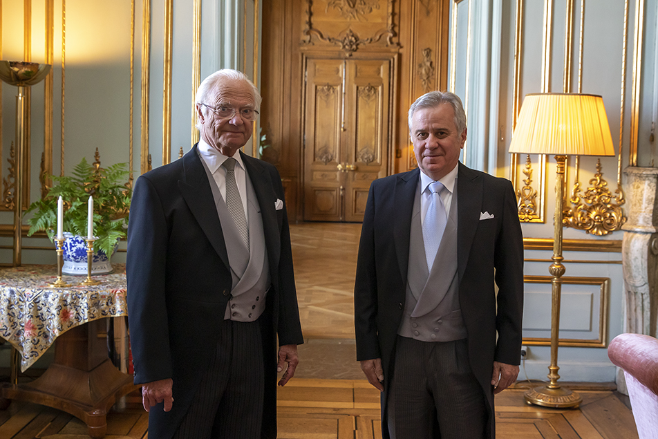 Kungen tillsammans med Serbiens ambassadör Dragan Momcilovic. 
