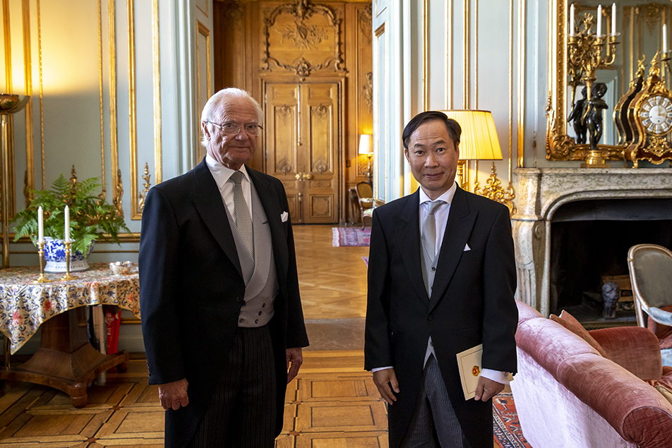 Kungen och Vietnams ambassadör Phan Dang Duong i Prinsessan Sibyllas våning.