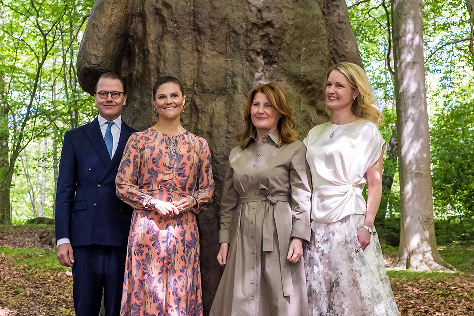 Kronprinsessparet tillsammans med konstnären Charlotte Gyllenhammar och Sara Sandström Nilsson, verksamhetsledare för Prinsessan Estelles kulturstiftelse.