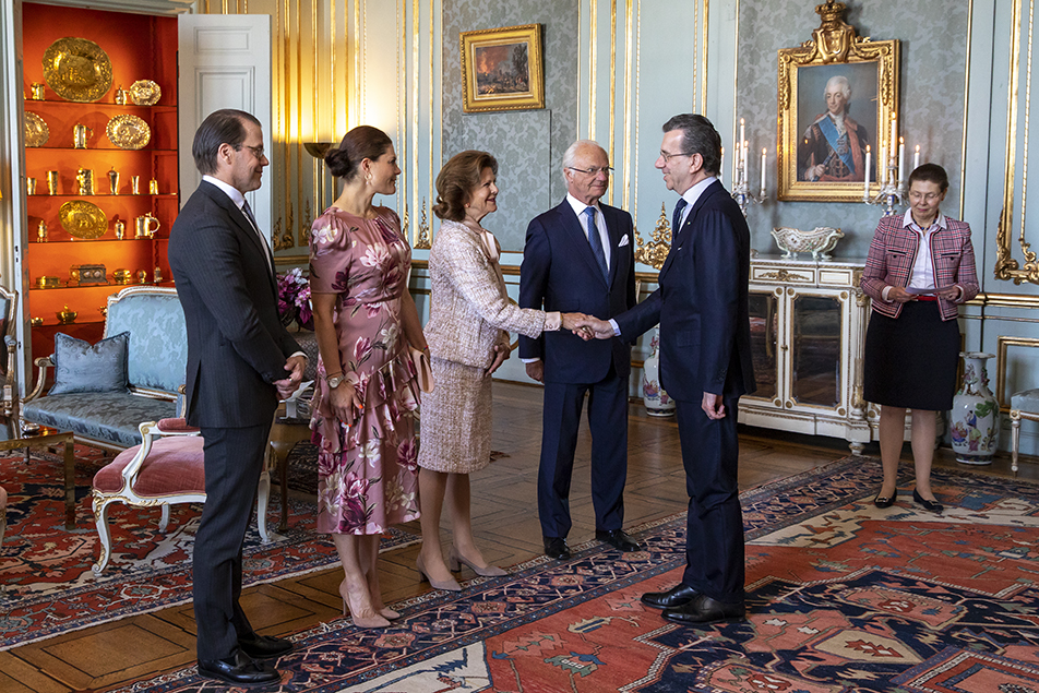 Kungaparet och Kronprinsessparet tar emot Italiens ambassadör Vinicio Mati i Prinsessan Sibyllas våning. F