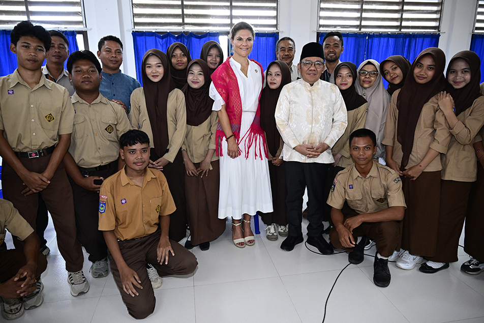 Kronprinsessan besöker lärare och elever på SMKN 1 på Lombok.