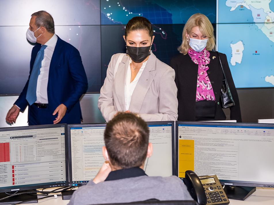 The Crown Princess Couple and Minister Anna Hallberg visit fibre operator Open Fiber. 