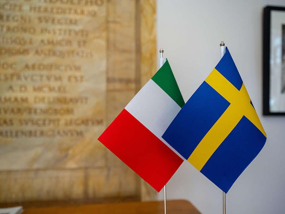 Svenska och italienska bordsflaggor.
