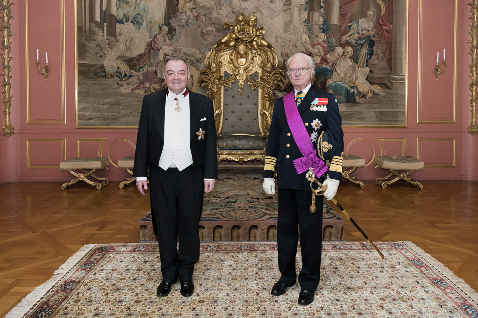 Den belgiske ambassadören Carl Peeters välkomnas av Kungen. Kungen bar under audiensen Leopoldsordens storkors. 