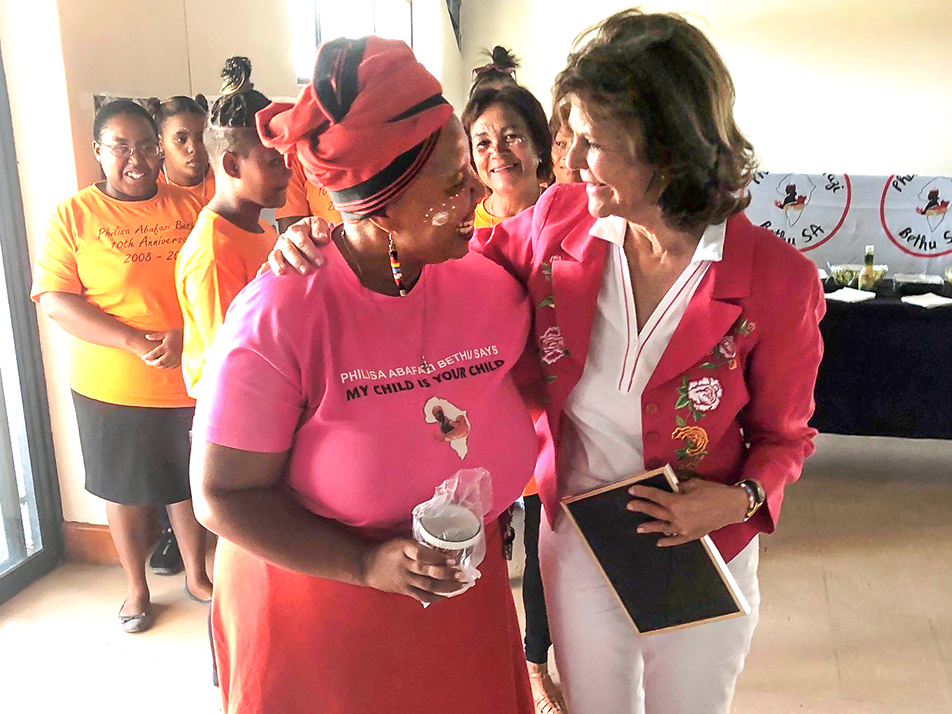 Drottningen tillsammans med Lucinda Evans år 2019 vid ett besök på Childhoods projekt Philisa Abufazi Bethu.