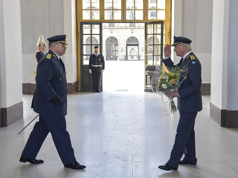 Överkommendanten i Stockholm, generallöjtnant Michael Claesson framförde Försvarets gratulationer till H.M. Konungen – Försvarsmaktens främste representant. 