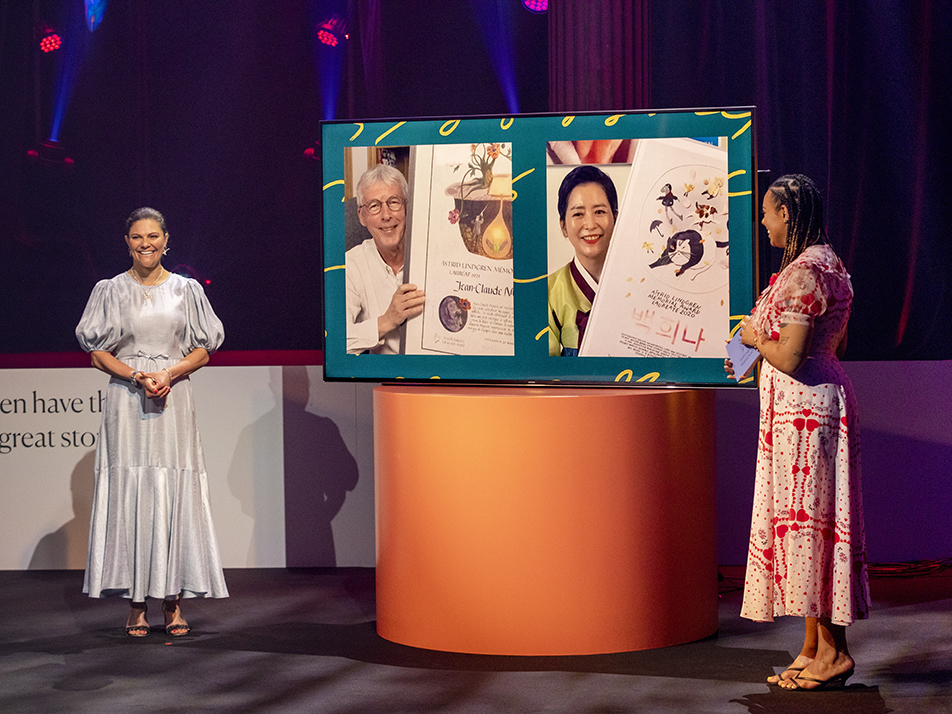 Kronprinsessan och Amie Bramme Sey tillsammans med 2020 års pristagare Baek Heena och 2021 års pristagare Jean-Claude Mourlevat. 
