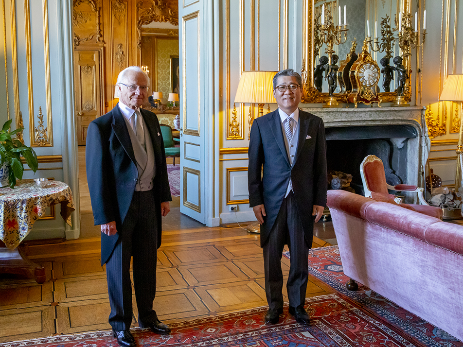 Kungen och Sydkoreas ambassadör, Jeongkyu Lee i Prinsessan Sibyllas våning på Kungliga slottet. 