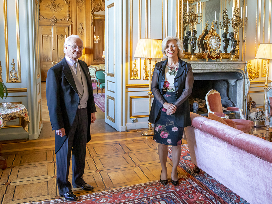 Kungen tillsammans med Tysklands avgående ambassadör Anna Elisabeth Prinz. 