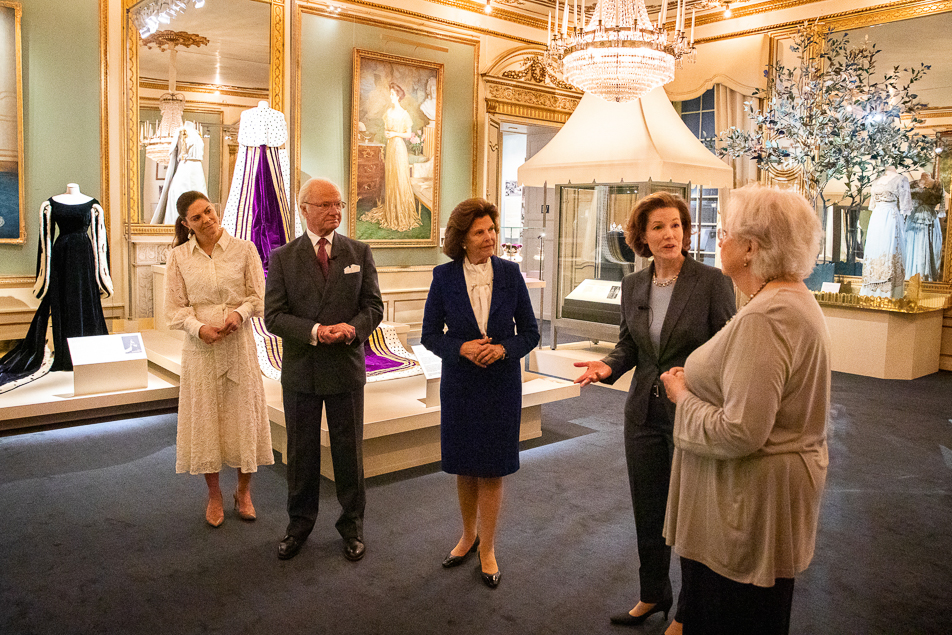 Under rundvandringen, ledd av utställningskommissarie Bronwyn Griffith, delade Kungen och Prinsessan Christina med sig av berättelser om sin farmor kronprinsessan Margareta. 
