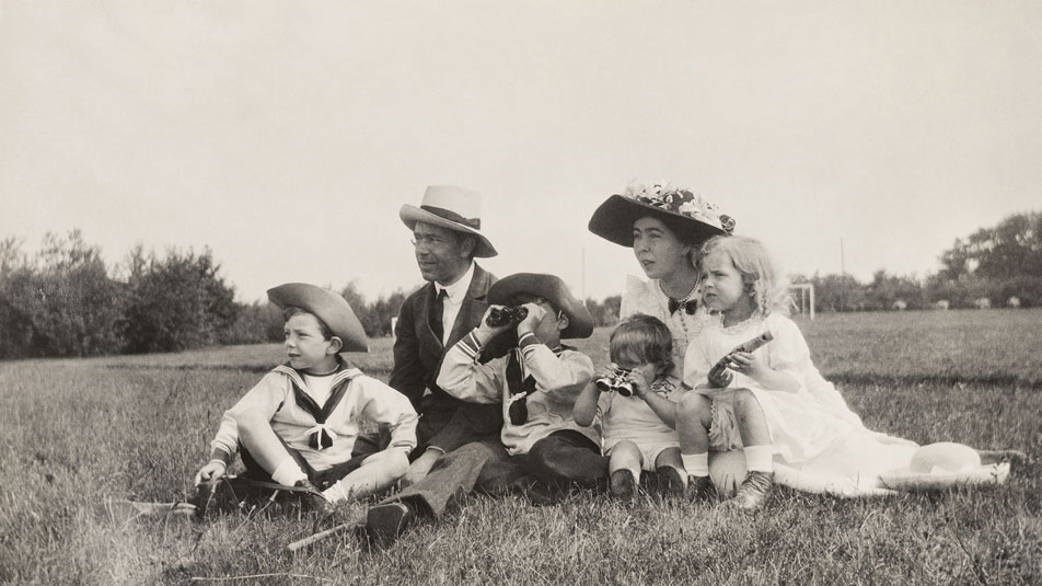 Gustaf (VI) Adolf och kronprinsessan Margareta med barnen (från vänster) prins Sigvard, prins Gustaf Adolf, prins Bertil och prinsessan Ingrid på fotbollsplanen på Sofiero, 1914.