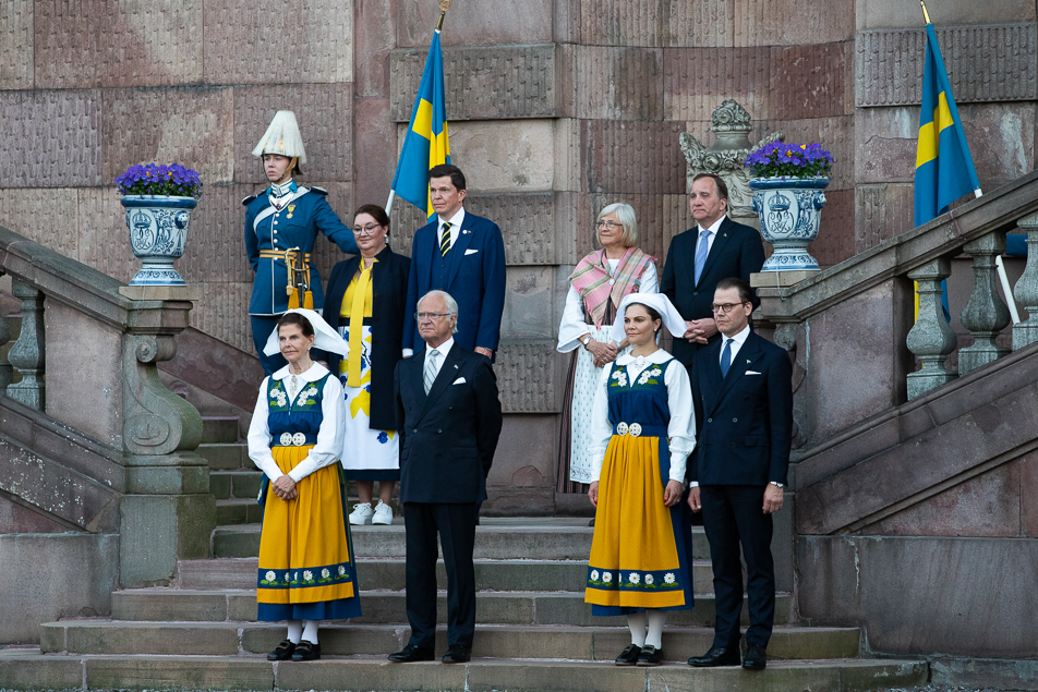 Kungaparet, Kronprinsessparet, talmansparet och statsministerparet vid Arméns musikkårs framförande av Svenska arméns stora tapto på Logården under nationaldagskvällen. 