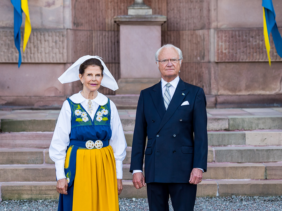DD.MM. Konungen och Drottningen fotograferade i samband med Kungens tv-sända tal från Kungliga slottet.