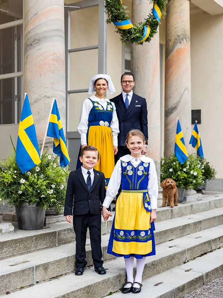 Kronprinsessfamiljen i ett fotografi offentliggjort på nationaldagens morgon. 