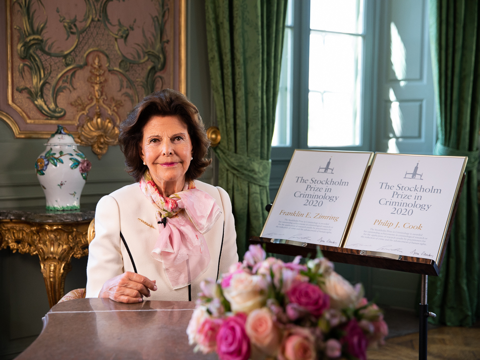 Drottningen med pristagarnas diplom på Drottningholms slott. 
