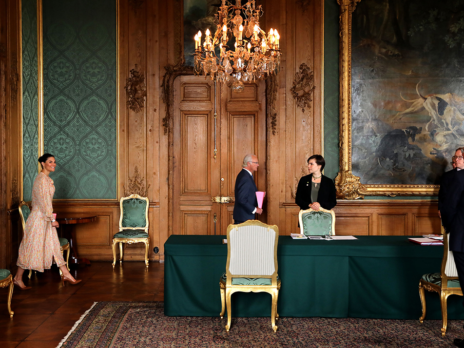 Kungen och Kronprinsessan anländer till Lovisa Ulrikas matsal på Kungl. Slottet där Utrikesnämnden samlats för möte. 
