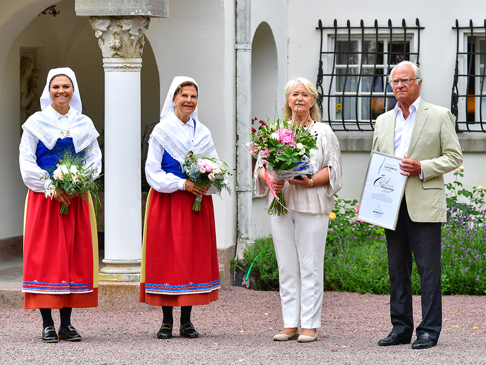 Kungaparet och Kronprinsessan tillsammans med Årets ölänning, keramikern och företagaren Lotta Sjöberg.