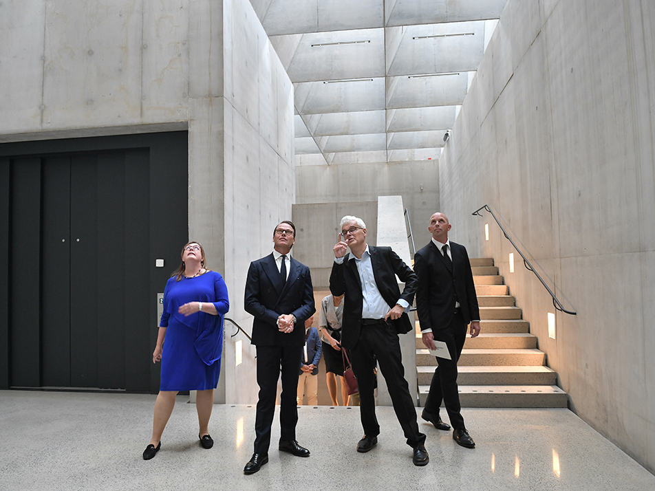 Prins Daniel i Liljevalchs+ tillsammans med kommunfullmäktiges ordförande Cecilia Brinck, museichef Mårten Castenfors och Stockholms stads fastighetsdirektör Anders Kindberg.