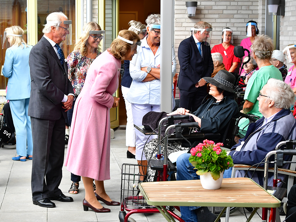 The King and Queen greet residents during their visit to the Solhem care home in Mönsterås. 