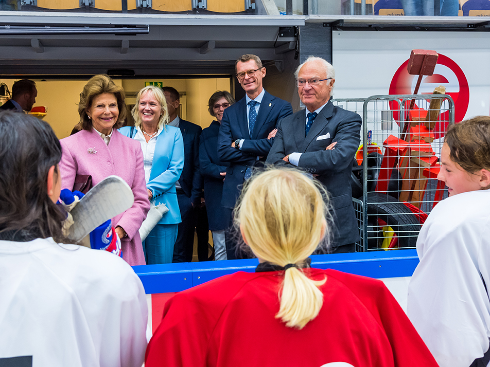 The King and Queen meet young ice hockey players during their visit to Kalmar County. 