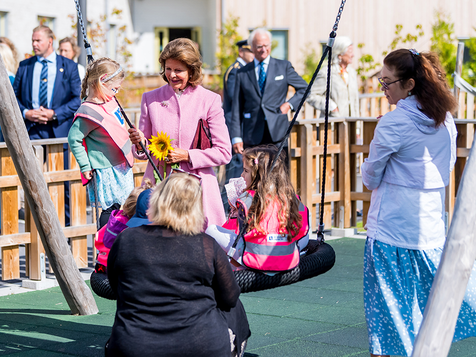 Children from Solhem's preschool greet The King and Queen during their visit to Mönsterås. 