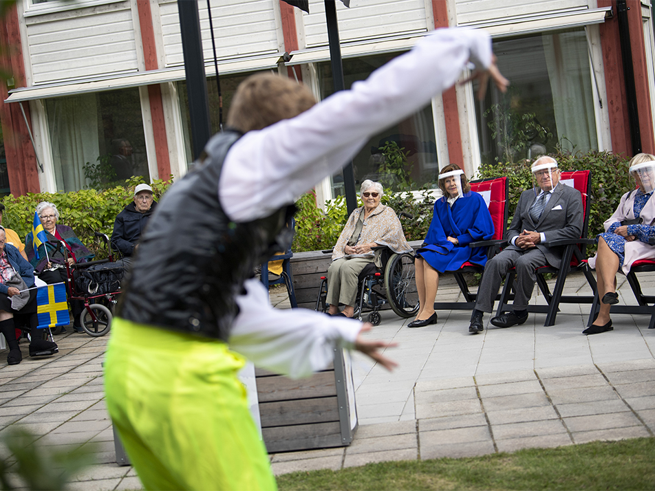 The King and Queen, the County Governor and the residents watched two short dance performances in Koltrasten's courtyard. 