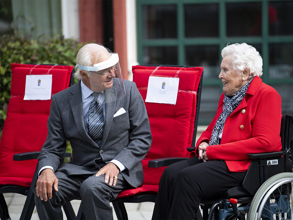The King and Queen spoke with some of the residents in Koltrasten's courtyard. 