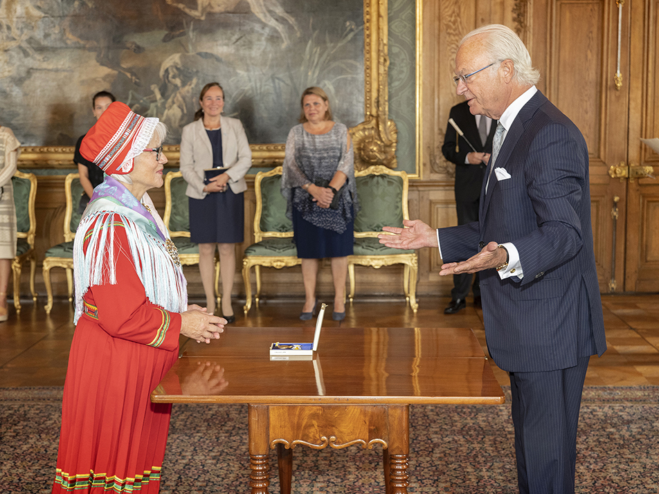 Kungen tillsammans med konstnären Britta Marakatt-Labba som tilldelades Prins Eugen-medaljen vid dagens ceremoni på Kungliga slottet. 