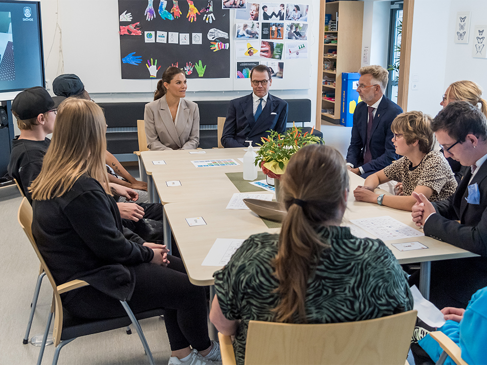 The Crown Princess Couple speak with students and staff at the upper secondary special school. 