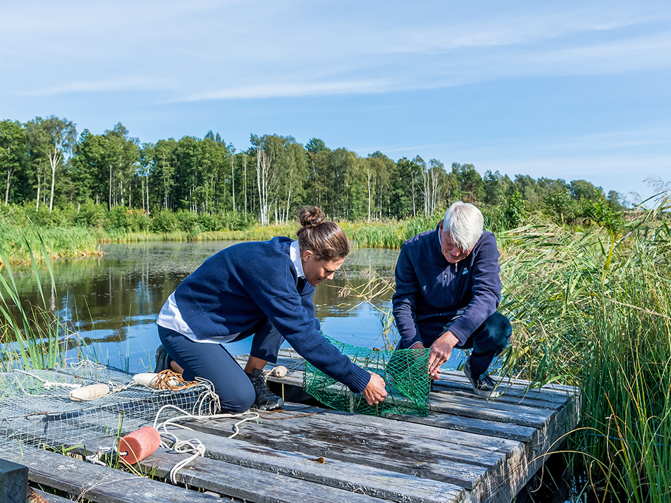 The Crown Princess with Thomas Hjelm, who explained how crayfish are an important part of the wetland ecosystem on Utö. 