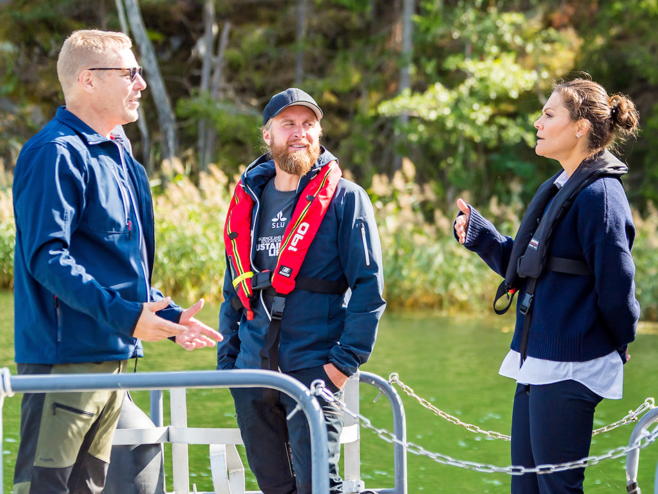 The Crown Princess speaks with Stefan Gullstrand and Jens Olsson about the Baltic Sea on board the boat to Utö. 