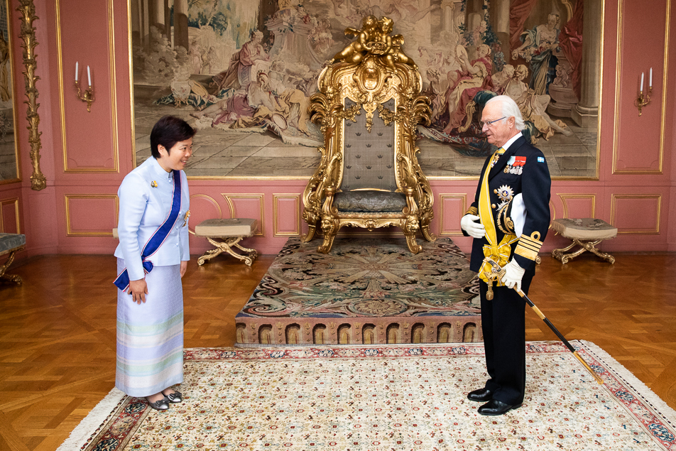 The King receives Thailand's ambassador Kanchana Patarachoke at a formal audience. During the audience, The King wore the Order of the Rajamitrabhorn. 