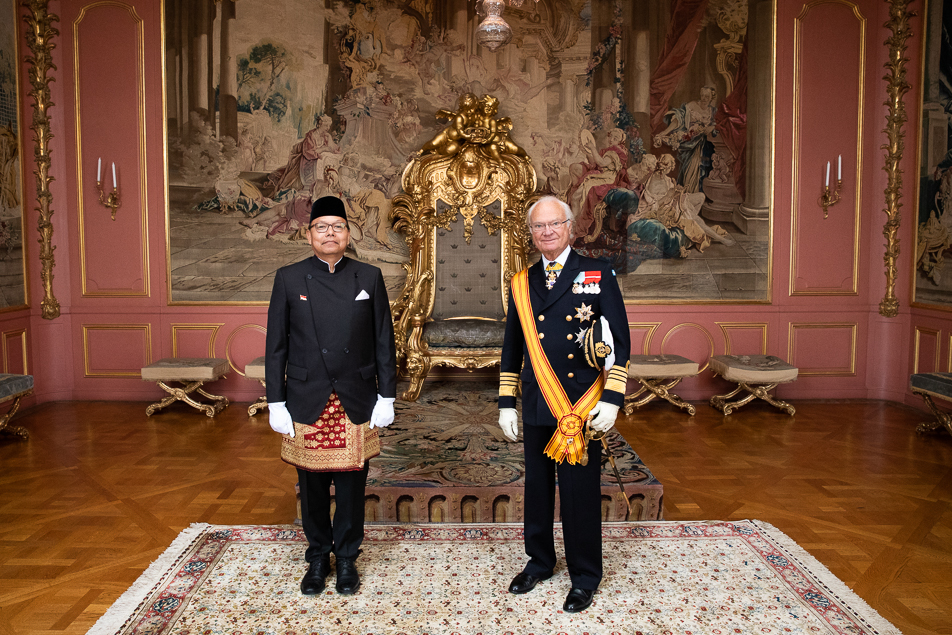 Indonesia's ambassador Kamapradipta Isnomo with The King. During the audience, The King wore the Star of the Republic of Indonesia (1st Class).