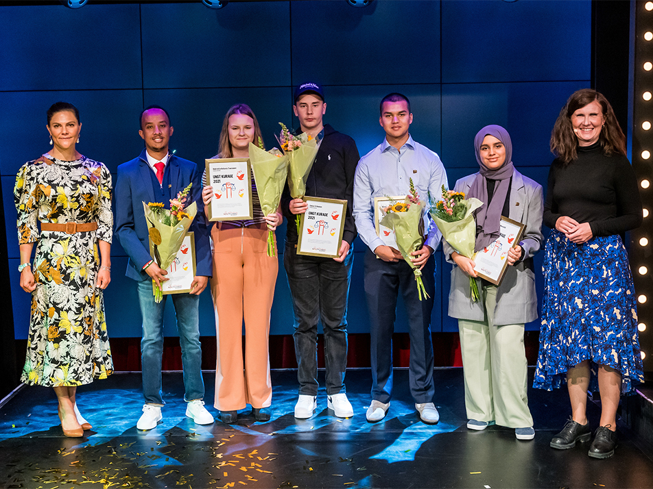 The Crown Princess and Minister Märta Stenevi with the winners of the Young Courage Award. 