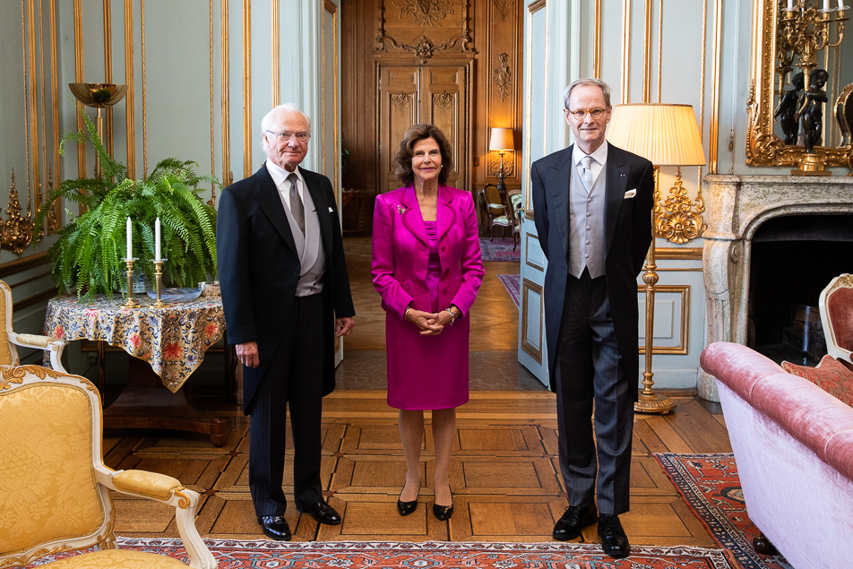 Kungaparet tillsammans med Norges ambassadör Christian Ulrik Syse. 