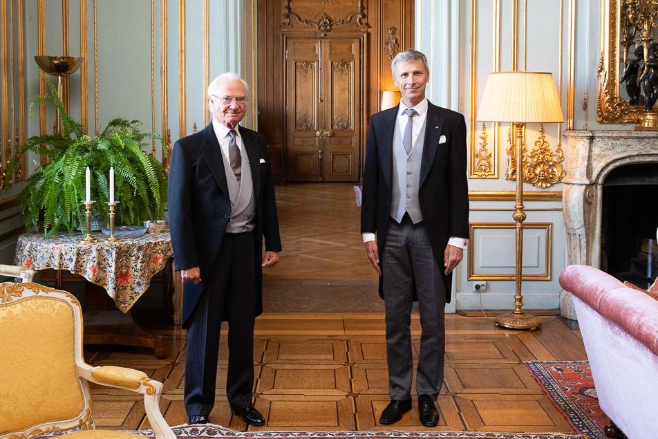 Kungen tillsammans med Lettlands ambassadör Margers Krams. 