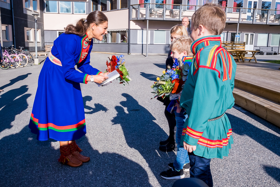Ninija Axelsson, Henning Länta och Ante Ovlla Omma Labba överlämnar blommor till Kronprinsessan. 