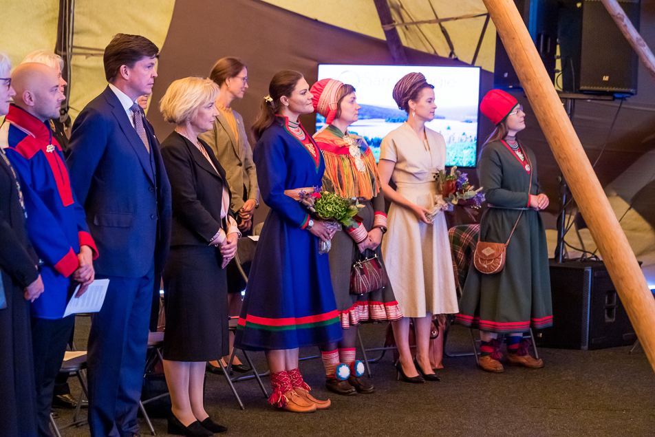 The Crown Princess with Archbishop Antje Jackelén, Chair of the Norwegian Sami Parliament's Plenary Session Tom Sottinen, Speaker Andreas Norlén, County Governor Helene Hellmark Knutsson, President of the Norwegian Sami Parliament Aili Keskitalo, Minister Amanda Lind and Vice President of the Sami Council Åsa Larsson Blind. 