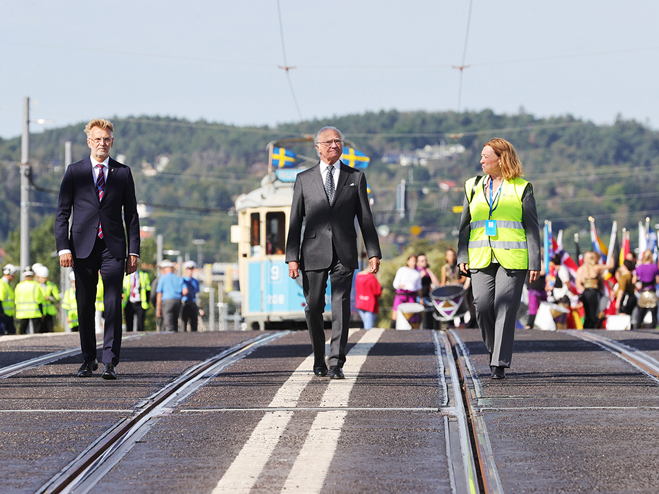 Kungen promenerar över den nya Hisingsbron tillsammans med landshövding Anders Danielsson och trafikkontorets projektledare Susanne Viberg.