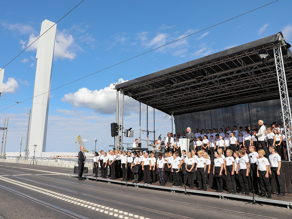 Under invigningsceremonin på Hisingsbron medverkade bland andra musikgruppen Triple & Touch och Brunnsbo Musikklasser.