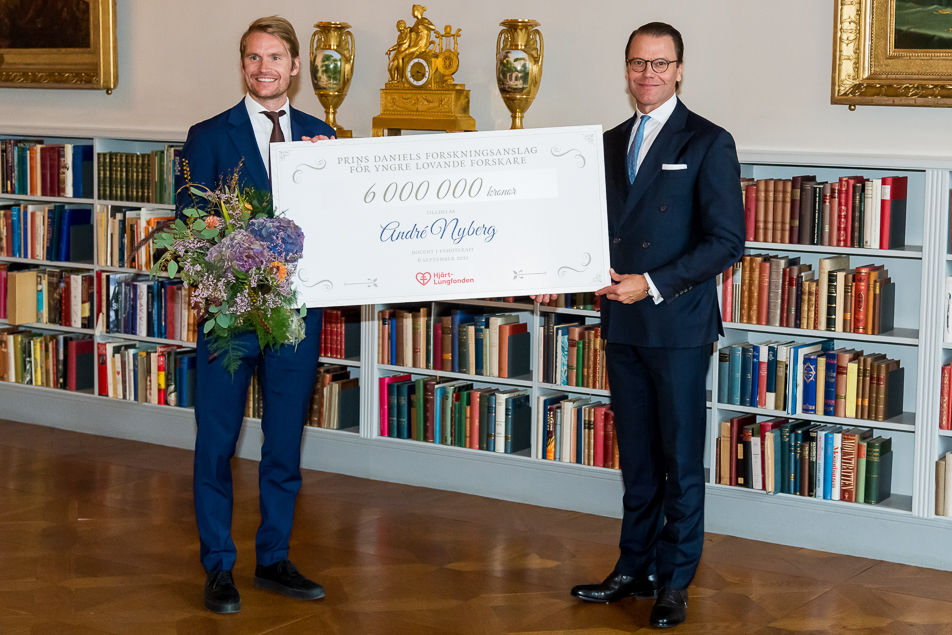 Prins Daniel tillsammans med pristagaren, docent André Nyberg. 
