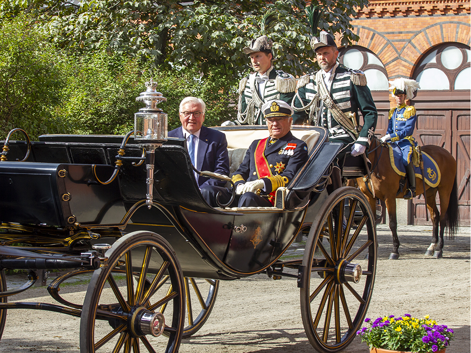 Kungen och förbundspresident Steinmeier lämnar Hovstallet för färd mot Kungliga slottet i en av Hovstallets vagnar. 