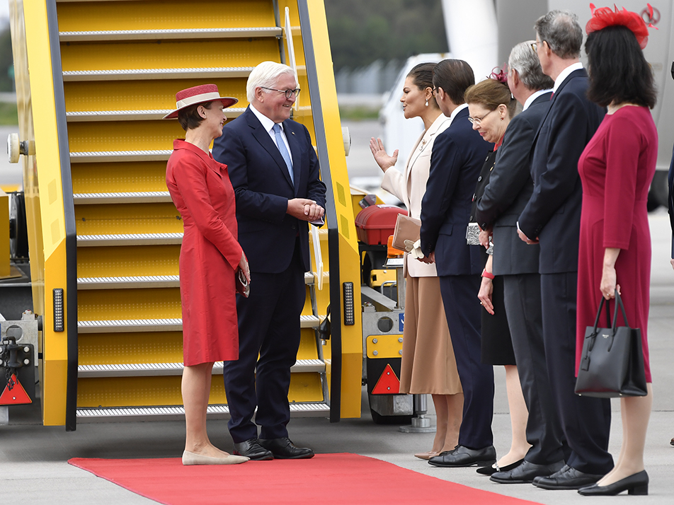 Kronprinsessparet tog emot presidentparet vid ankomsten till Arlanda. 