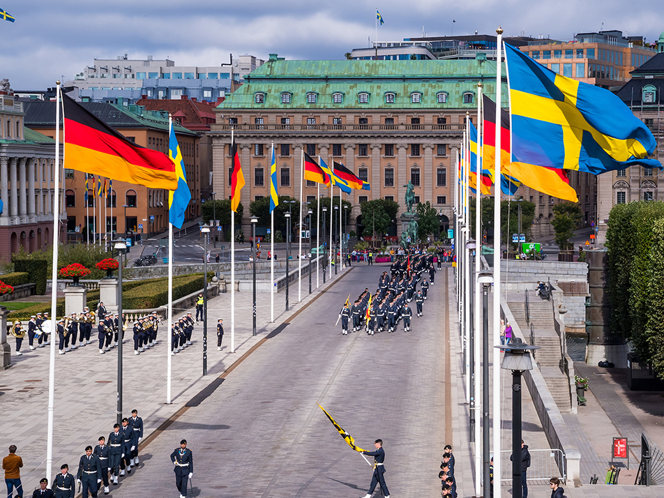 Tyska och svenska flaggor på Norrbro.